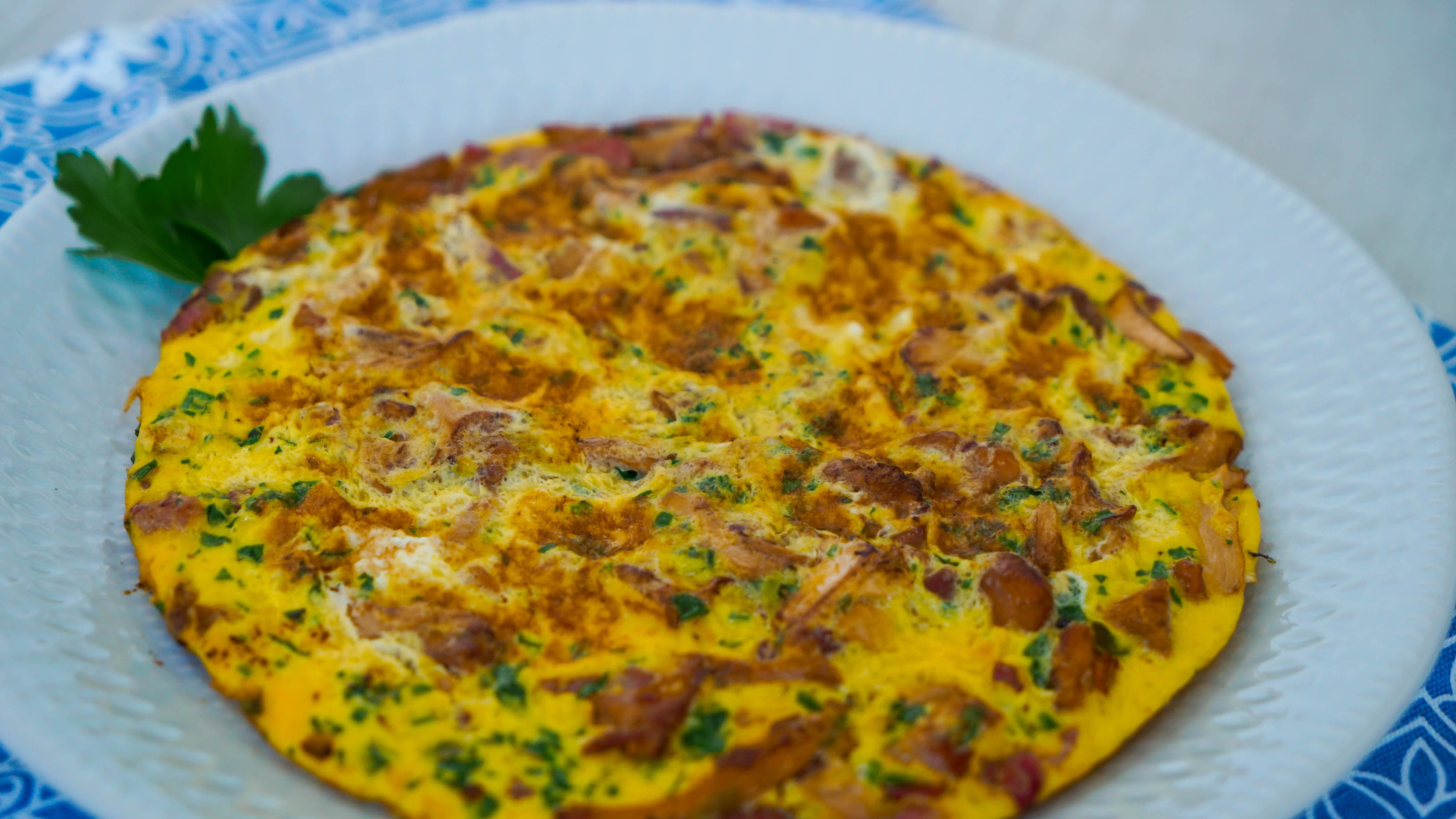 Herbstliches Pfifferling-Omelette mit Speck - FOODPUNK