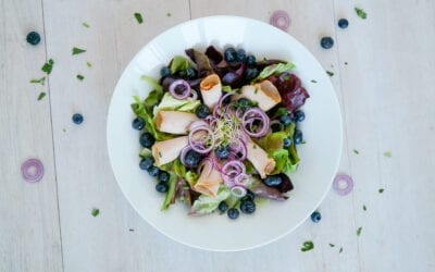 Keto-Brotzeit: Salat mit kaltem Braten